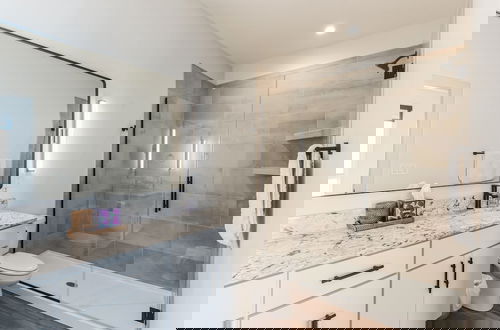 Foto 14 - New Modern Townhome With Rooftop Patio 2 Bedroom Townhouse by RedAwning