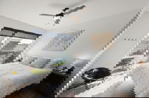 Foto 4 - New Modern Townhome With Rooftop Patio 2 Bedroom Townhouse by RedAwning