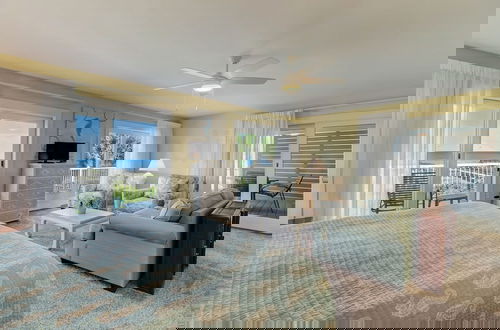 Foto 5 - Dog Friendly Oceanfront Beach House by RedAwning