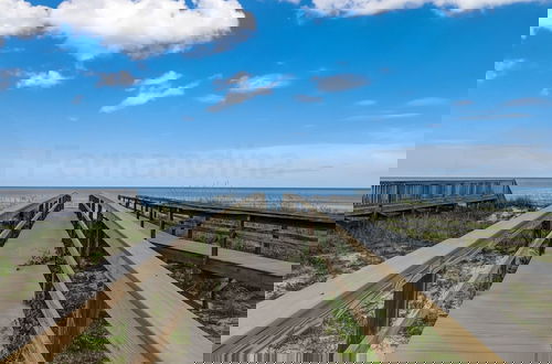 Foto 28 - Dog Friendly Oceanfront Beach House by RedAwning