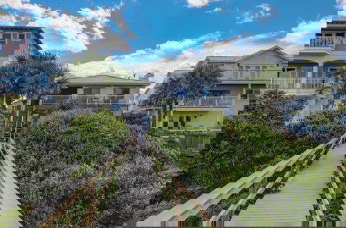 Foto 42 - Dog Friendly Oceanfront Beach House by RedAwning