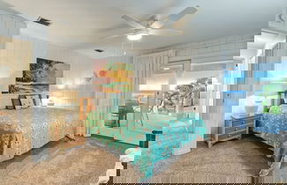 Foto 3 - Dog Friendly Oceanfront Beach House by RedAwning