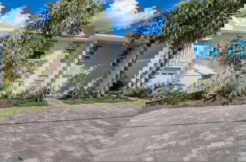 Foto 57 - Dog Friendly Oceanfront Beach House by RedAwning