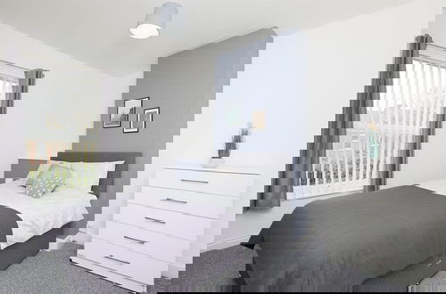 Photo 2 - 4 Bed Derby House - Long Stays- Parking