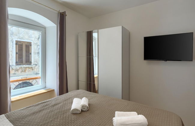 Modern Apartment With Open-air Parking - Photo 10