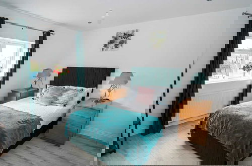 Foto 2 - Modern 4-Bedroom Home with Free Parking