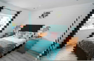Foto 2 - Modern 4-Bedroom Home with Free Parking