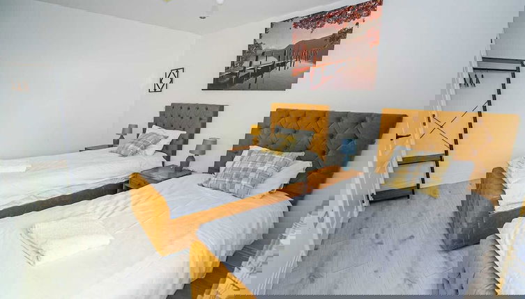 Foto 1 - Modern 4-Bedroom Home with Free Parking