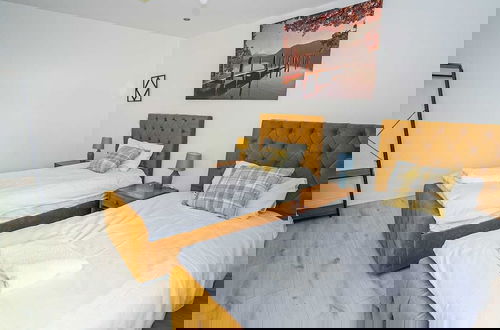 Foto 1 - Modern 4-Bedroom Home with Free Parking