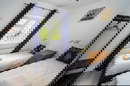 Foto 8 - Modern 4-Bedroom Home with Free Parking