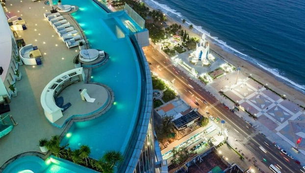 Piscina no piso superior