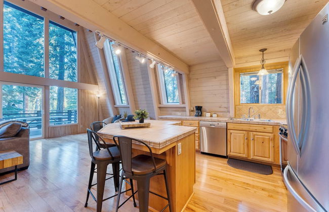 Lundy Bearden Serene Tahoe Retreat With Deck, Fireplace, and Forest Views - Foto 17