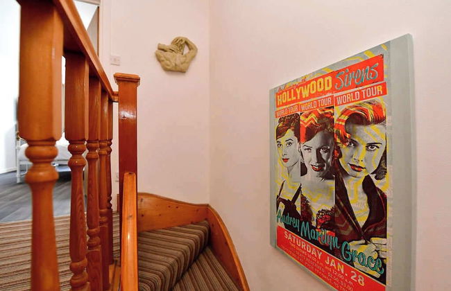 Host Stay Oxford Street House - Photo 17