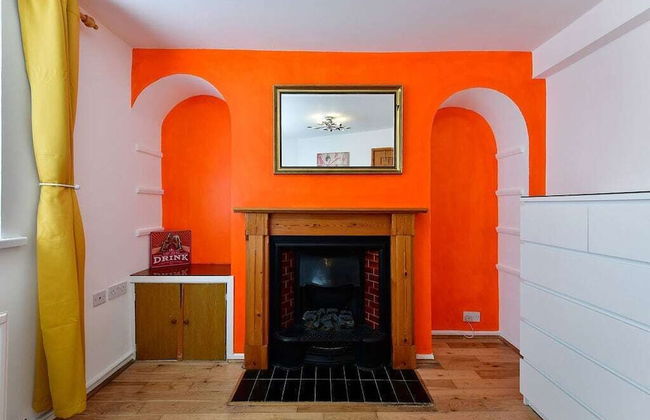 Host Stay Oxford Street House - Photo 3