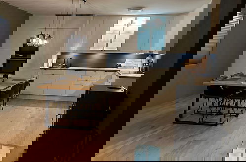 Foto 8 - Modern Apartement With Parking