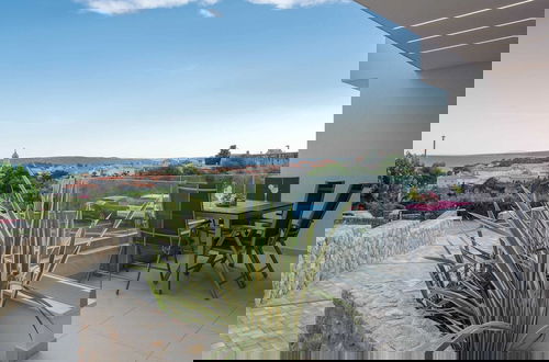 Foto 13 - Luxury Beachfront Krk Apartments With Terrace