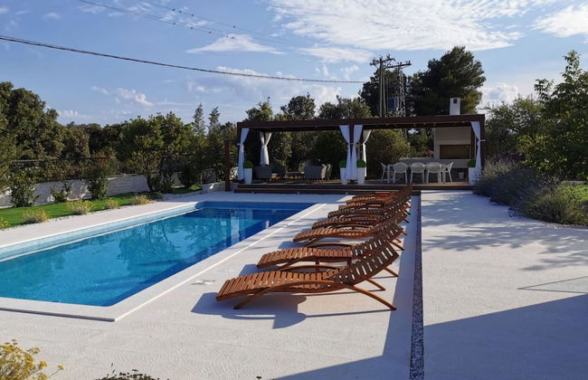 Modern Villa With Private Heated Pool and Lounge Area for a Relaxing Stay - Foto 16