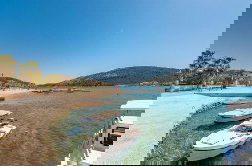 Foto 17 - Beachfront Holiday Home With Hot Tub, Terrace, and Sea Views in Vinišće