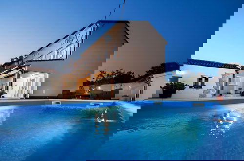 Photo 32 - Idyllic Getaway Holiday Home With Pool