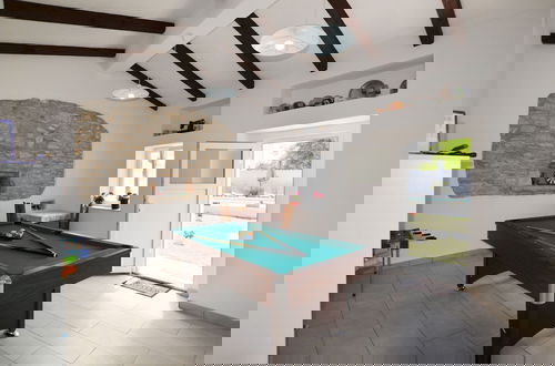 Photo 35 - Idyllic Getaway Holiday Home With Pool