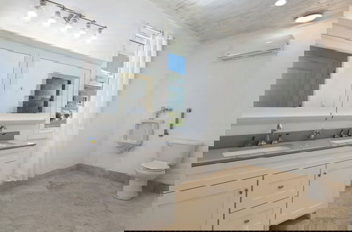 Foto 7 - Island Getaway: Charming Cottage Steps From The Beach