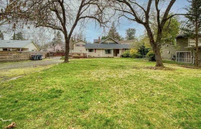 Medford Home and 2 Condos With Pool and Hot tub - Foto 13