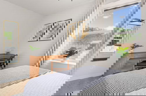 Foto 3 - Cozy Modern Getaway Near Downtown