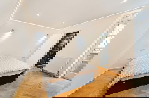 Foto 3 - City Chic London Apartment With 2 Bedrooms