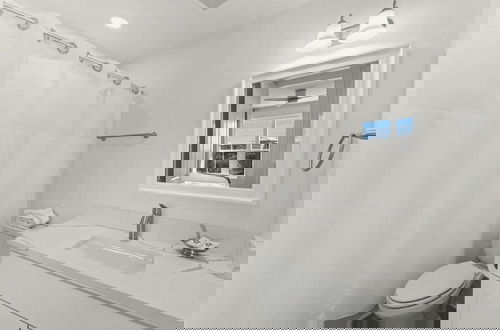 Foto 25 - Steps to Beach w/ View, Pool + Tennis Luxe Top-floor Sea La Vie by Avantstay