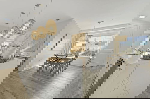 Foto 16 - Steps to Beach w/ View, Pool + Tennis Luxe Top-floor Sea La Vie by Avantstay
