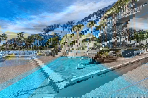 Foto 41 - Steps to Beach w/ View, Pool + Tennis Luxe Top-floor Sea La Vie by Avantstay
