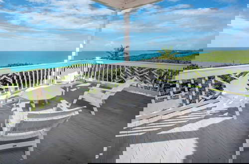 Foto 14 - Tropical Paradise: Secluded Villa With Private Beachfront