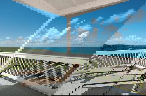 Foto 12 - Tropical Paradise: Secluded Villa With Private Beachfront