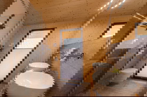 Foto 11 - Attractive Holiday Home With Pool