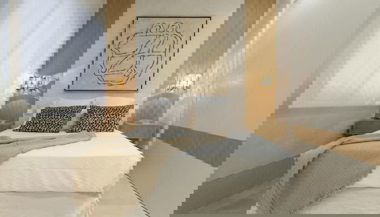 Photo 1 - Elegant Neptuno-cortes Apartment for 2 People