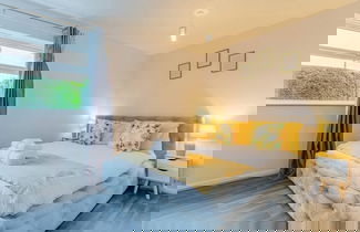 Foto 3 - Sleek and Cozy 1BR Resorts World Nearby