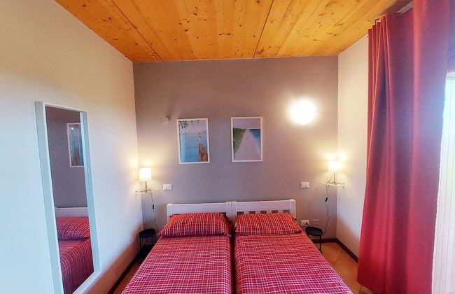 Red Villa With Shared Pool and Private Garden is the new Black on Lake Garda - Foto 5