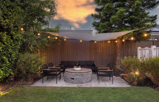Luxe Backyard Oasis w/ Hot Tub Chic Design South Park Sanctuary - Foto 5