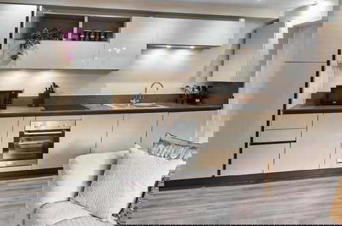 Foto 7 - Host Stay Chic Townhouse by the Docks