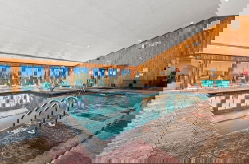 Foto 32 - Sleeps 6 Indoor Pool Playground Hot Tub