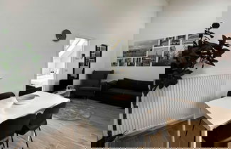 Foto 3 - Luxury 1BR Near Fashion District by Oneluxstay
