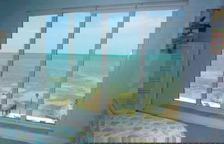 Foto 2 - This Oceanfront Condo Is Absolutely Beautiful. 2 Bedroom Condo by RedAwning