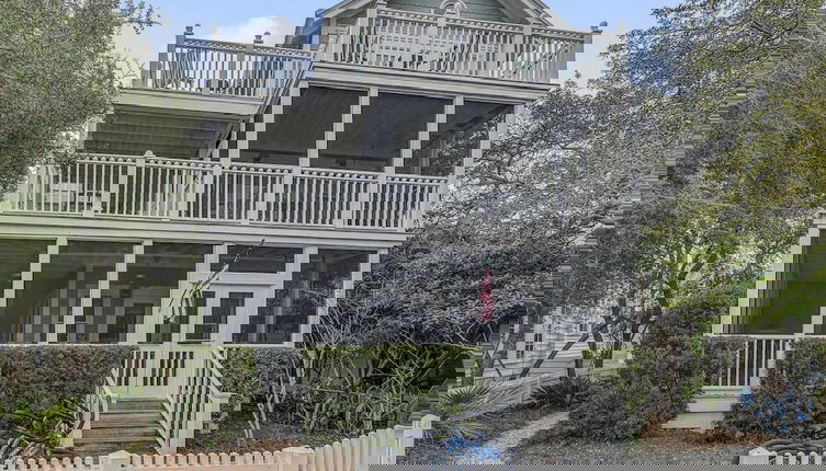Foto 1 - Short Distance To The White Sandy Beaches, Rendezvous Main House + Carriage In Seaside 4 Bedroom Home by RedAwning