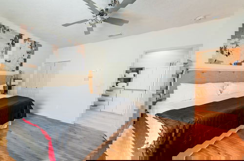 Foto 6 - Chic Renovated Oasis: Disney & Universal Nearby 4 Bedroom Home by RedAwning