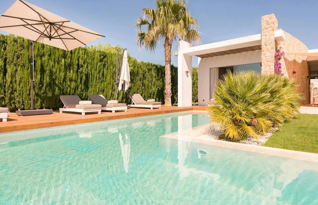 Stunning Villa With Modern Appliances - Photo 26