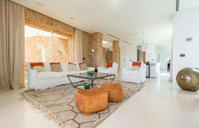 Stunning Villa With Modern Appliances - Photo 18