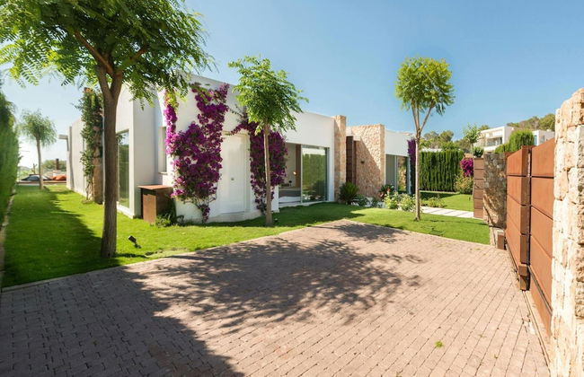 Stunning Villa With Modern Appliances - Photo 39