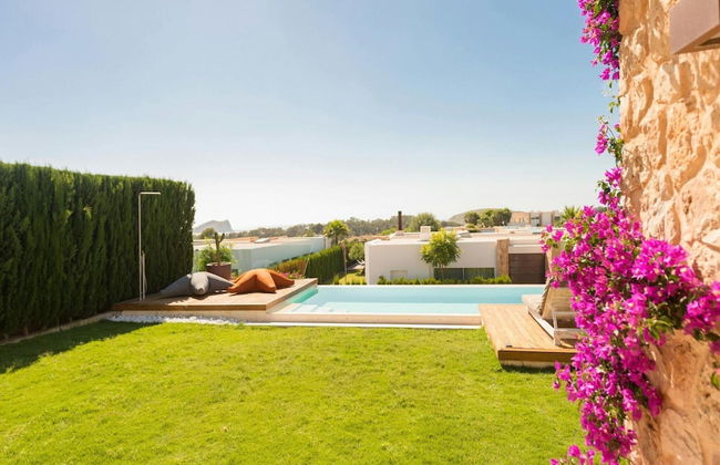 Stunning Villa With Modern Appliances - Photo 31