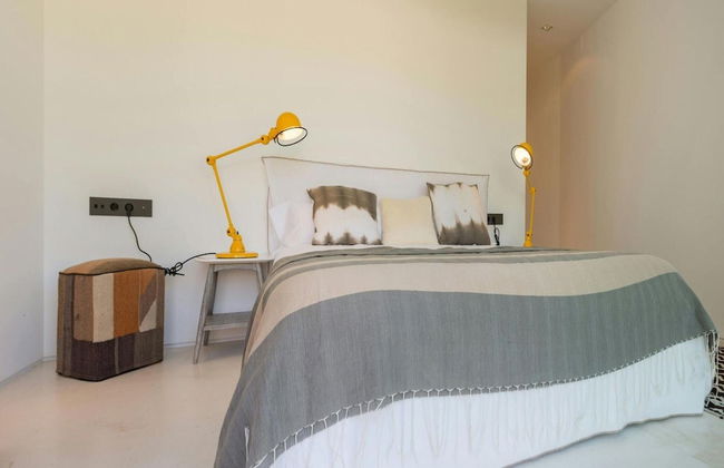 Stunning Villa With Modern Appliances - Photo 4