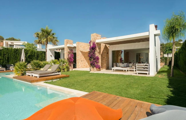 Stunning Villa With Modern Appliances - Photo 1